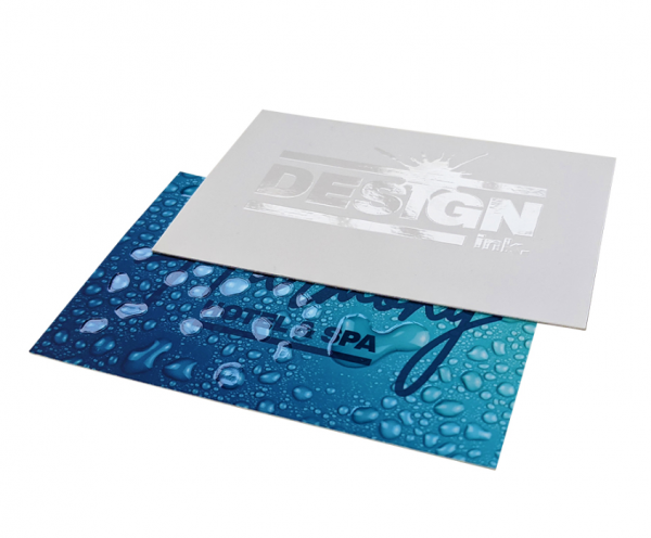 Kartu nama dengan cetakan spot UV yang memberikan efek kilap